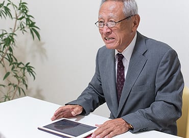溝口さんがタブレットを使用して説明をしているところ